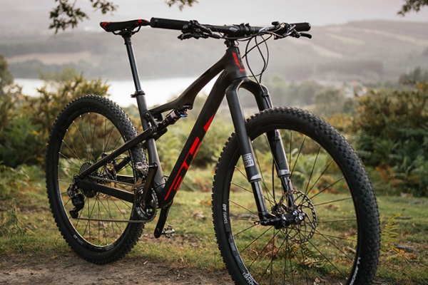 Todas las claves de la Lynx Race Carbon 2017, la doble más rápida y ligera de BH Bikes