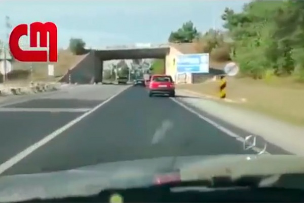 Así atropella un conductor a un ciclista de forma deliberada