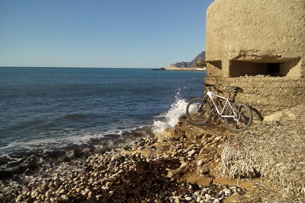 La foto del día en TodoMountainBike: "Búnker en la playa de L"Olla"