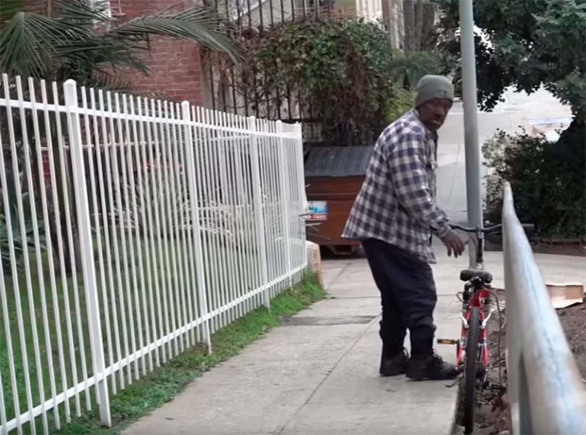 Una cámara oculta + una bicicleta sin frenos + una cuesta abajo = Broma muy dolorosa para ladrones