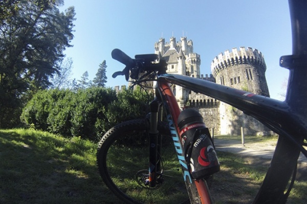 La foto del día en TodoMountainBike: "El Castillo de Butrón"