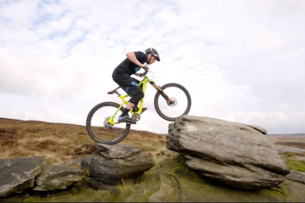 Espectacular sesión invernal de Mountain-Trial-Biking con Chris Akrigg y su Mongoose Teocali