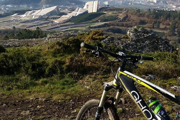 La foto del día en TodoMountainBike: "La Ciudad de la Cultura (Santiago)"