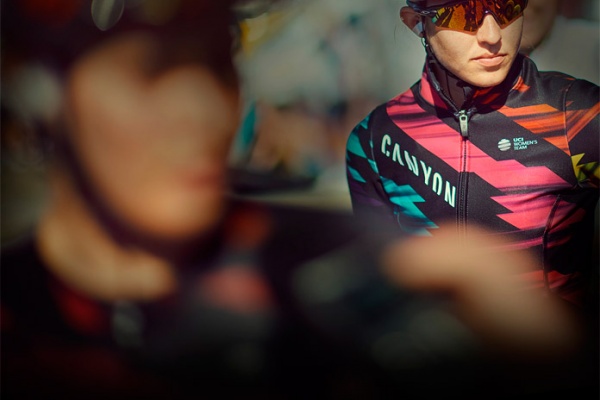 Nuevas (y muy vistosas) equipaciones Rapha Canyon//SRAM