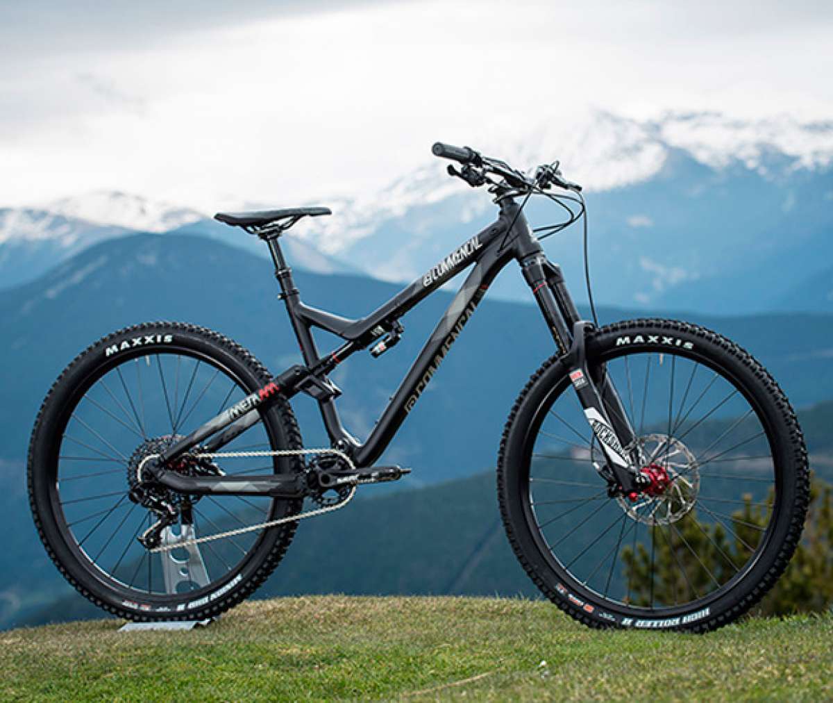 Nueva serie limitada de Commencal: META AM V4 Ride Black y META AM V4 Race Brushed