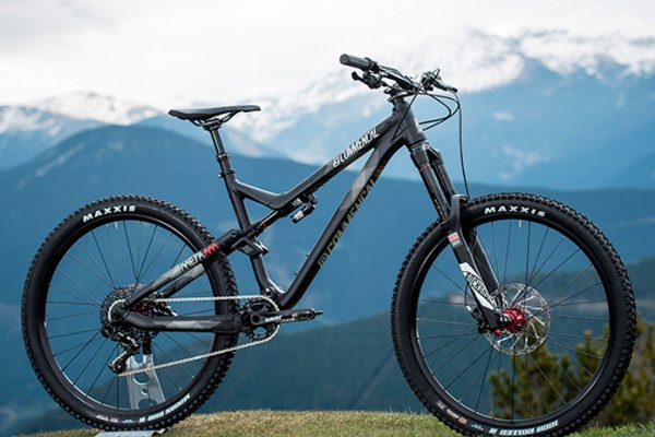 Nueva serie limitada de Commencal: META AM V4 Ride Black y META AM V4 Race Brushed