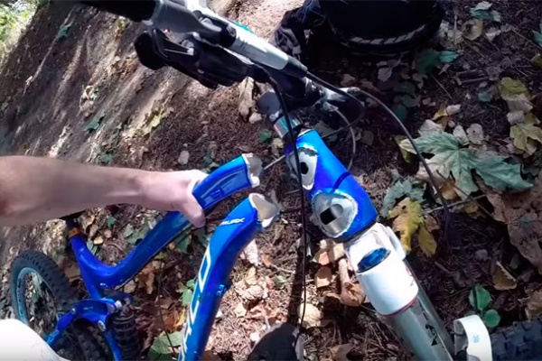 Así se parte el cuadro de una bicicleta contra un árbol