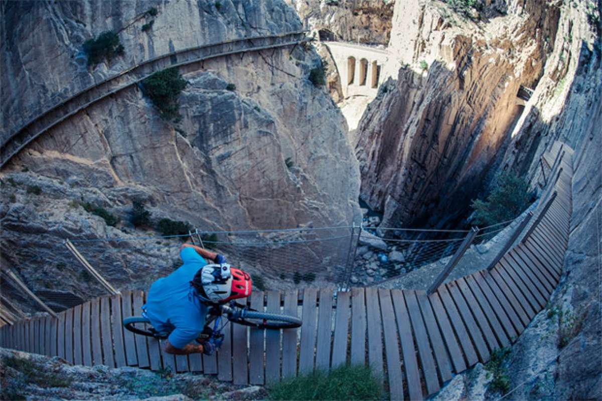 David Cachon rodando por el 'Caminito del Rey' de Málaga