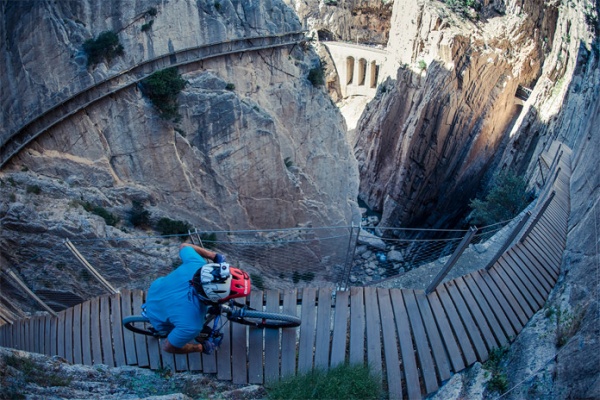 David Cachon rodando por el "Caminito del Rey" de Málaga