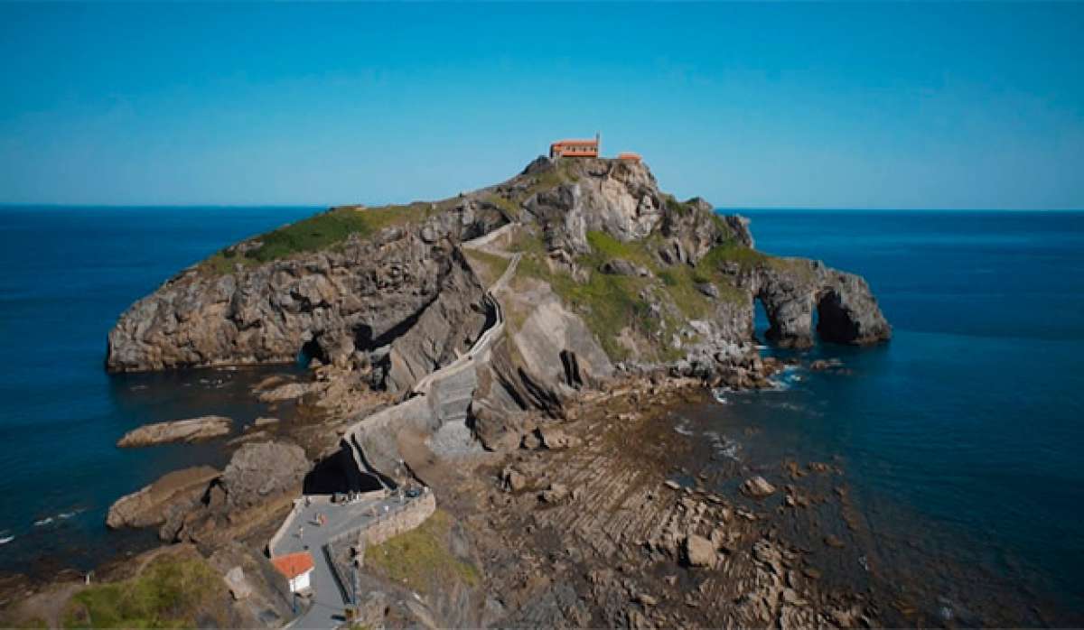 En TodoMountainBike: Descendiendo la Ermita de Gaztelugatxe con Iraitz Etxebarria