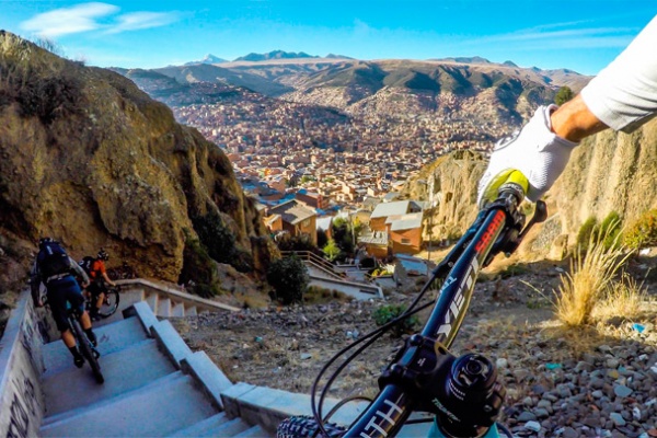 Espectacular (e imprudente) descenso urbano en La Paz (Bolivia) con Nate Hills y compañía