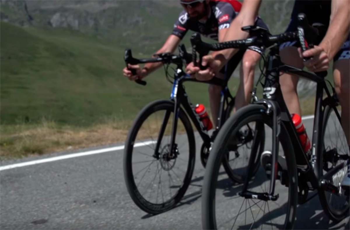 La diferencia entre frenar con frenos de llanta o frenos de disco en una bicicleta de carretera