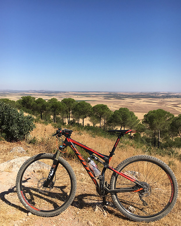 La foto del día en TodoMountainBike: 'Al calor extremeño de Bienvenida'