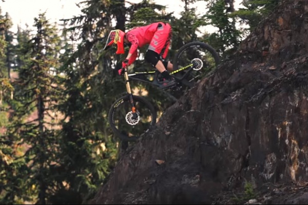 La nueva colección Spring Women Demo Downhill de Fox Head con Katrina Strand y Claire Buchar