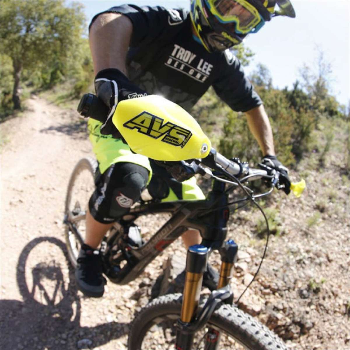 ¿Guardamanos para bicicletas como los de motocross? Sí, de la mano de AVS Racing