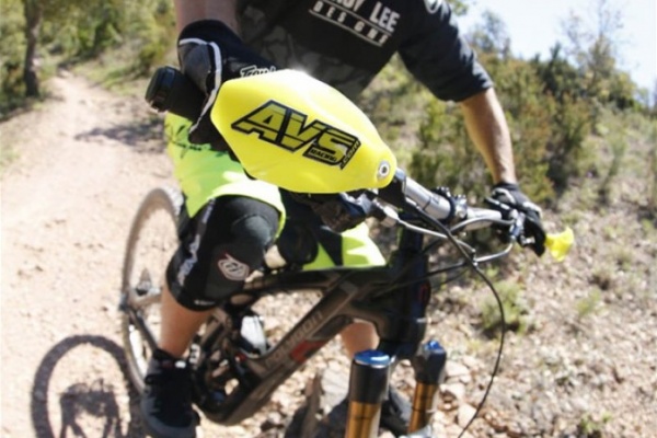 ¿Guardamanos para bicicletas como los de motocross? Sí, de la mano de AVS Racing