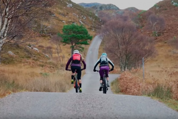 Mountain Bike en familia con Hannah Barnes, su mamá, y dos Specialized