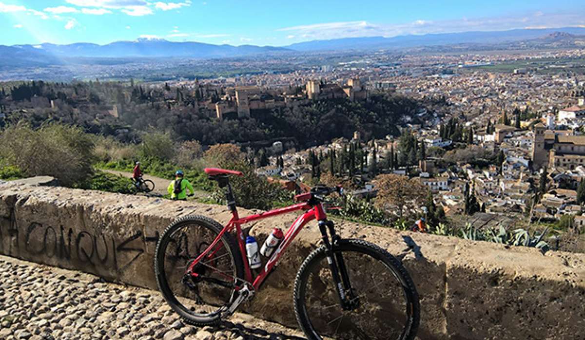 La foto del día en TodoMountainBike: 'Con La Alhambra de fondo'