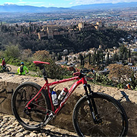 La foto del día en TodoMountainBike: "Con La Alhambra de fondo"