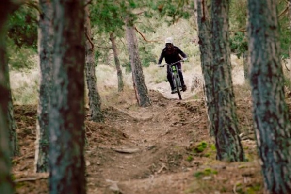 Lluis Lacondeguy rodando por el "Orugas Trail" de La Molina Bike Park