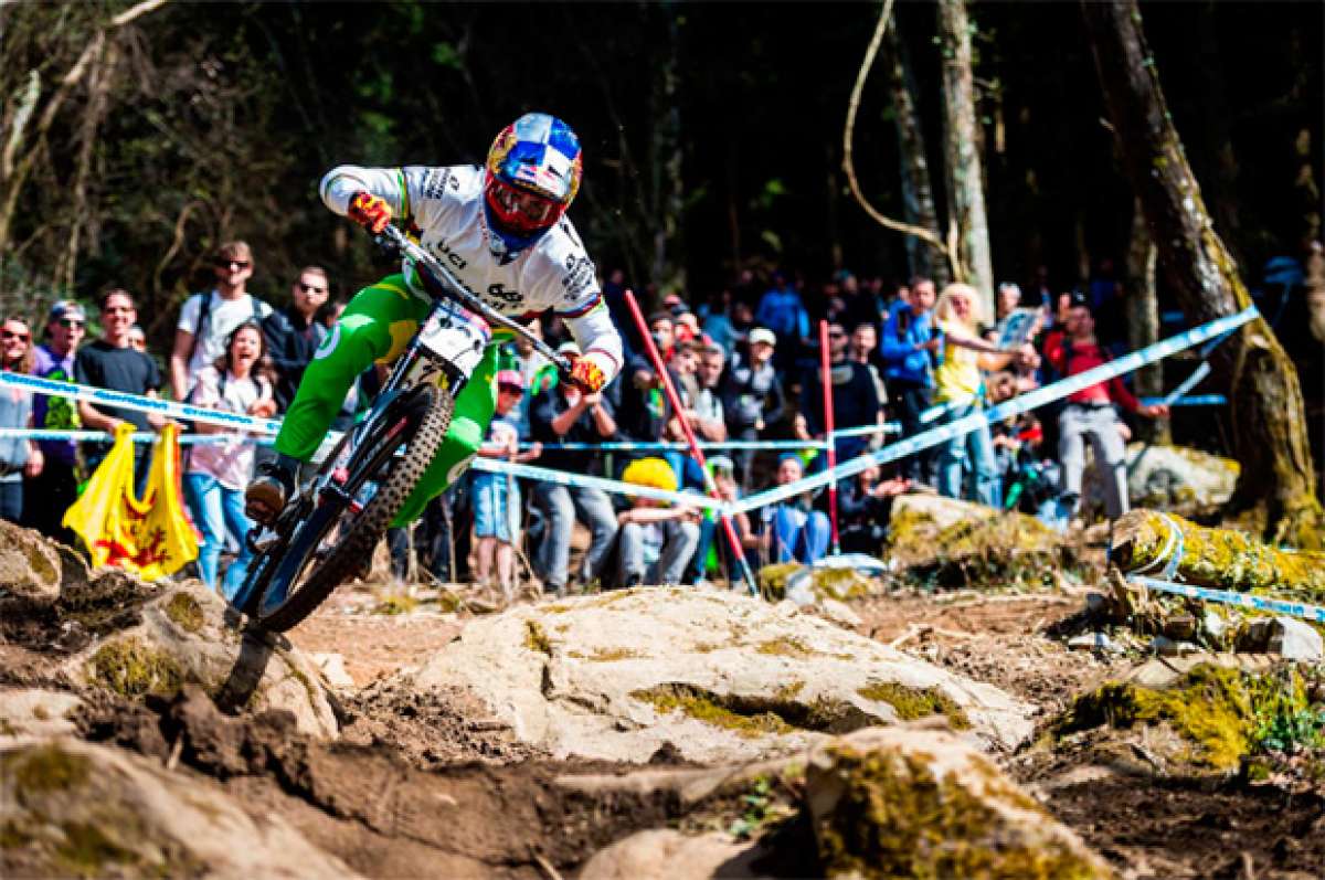 Loïc Bruni, Campeón del Mundo de DH, con la clavícula rota tras una caída