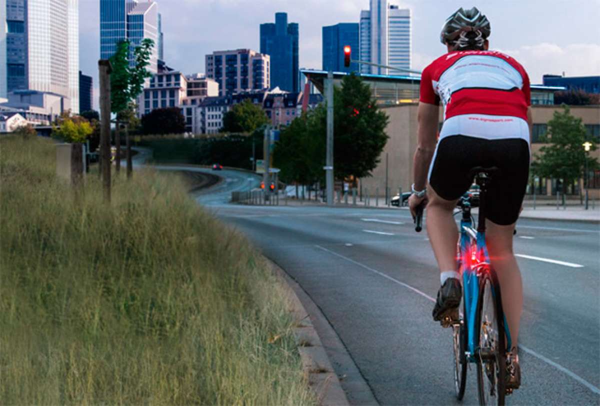 En TodoMountainBike: Un ciclista de Ourense multado con 200€ por llevar una luz trasera encendida en modo 'destello'