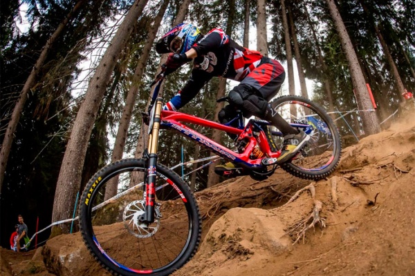 Mondraker Summum Carbon, triple podio para la mejor bicicleta de DH del momento