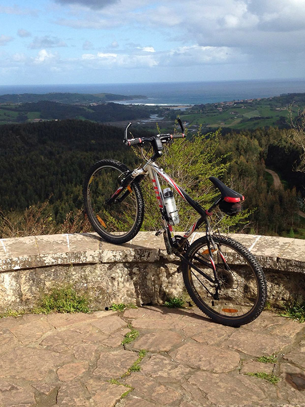 La foto del día en TodoMountainBike: 'Monte Corona y playa de Oyambre al fondo'