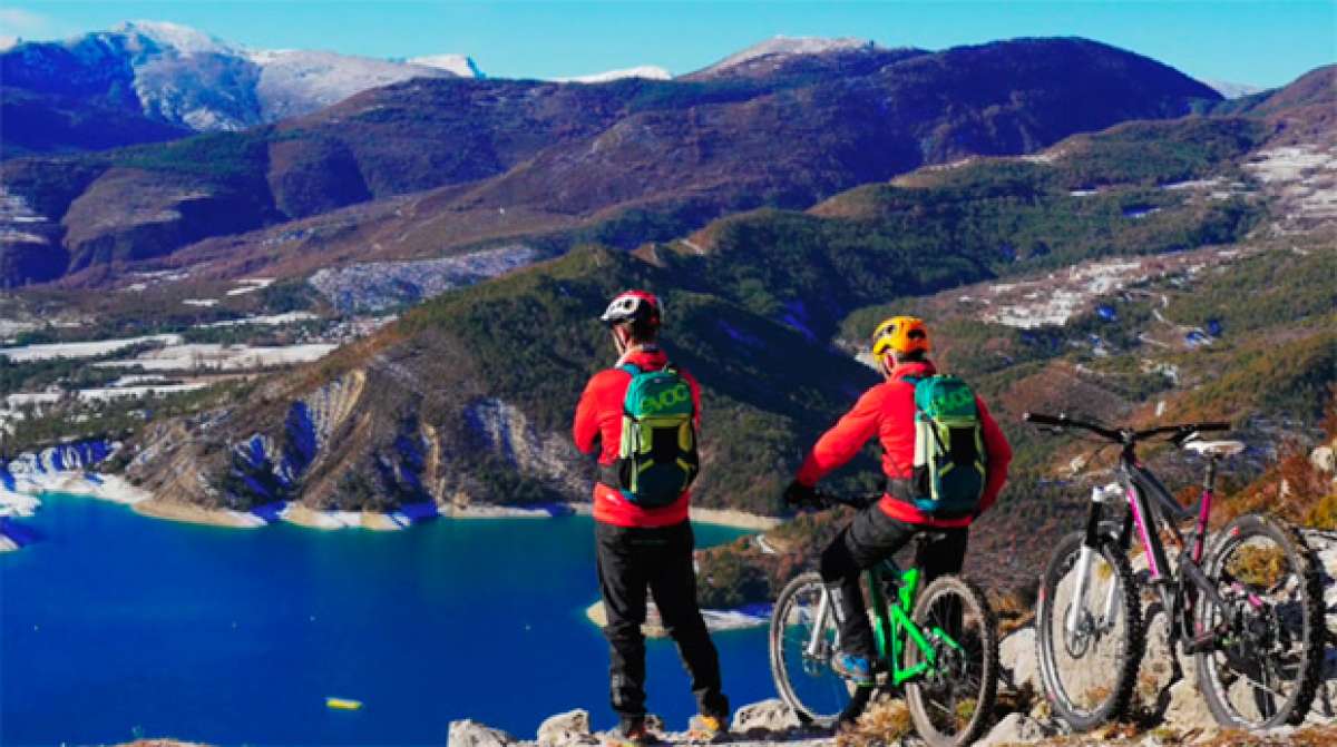 Practicando ciclismo de montaña en las gargantas del Verdon (Francia)