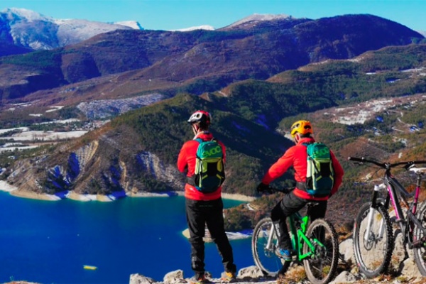 Practicando ciclismo de montaña en las gargantas del Verdon (Francia)
