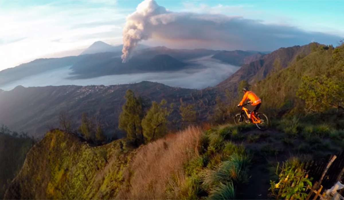 Rodando por el Monte Bromo (Indonesia) con Kurt Sorge y Polygon Bikes