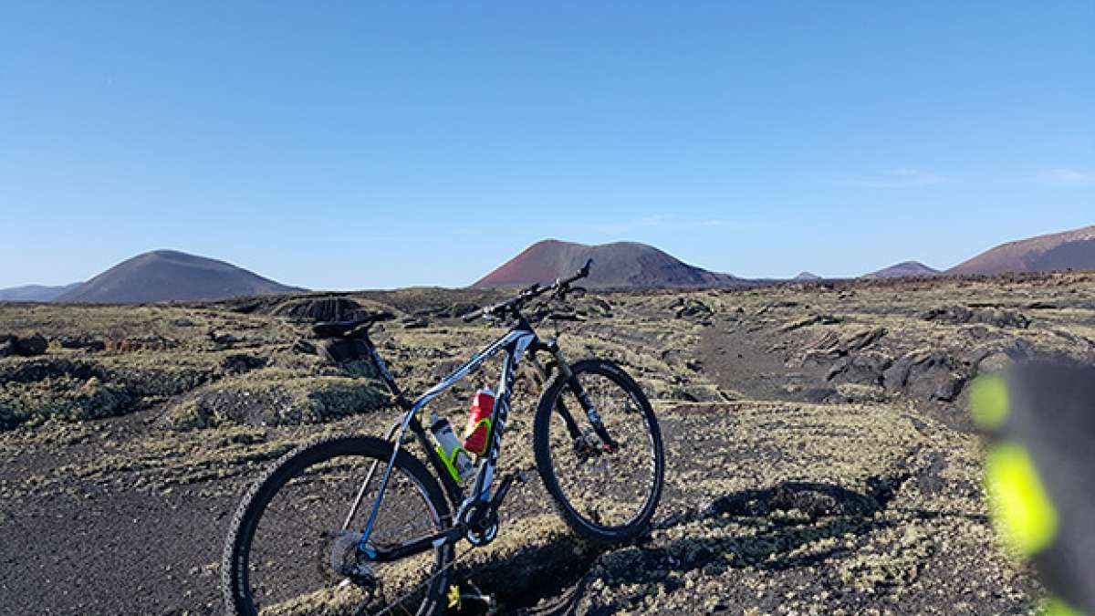 La foto del día en TodoMountainBike: 'MTB entre volcanes'