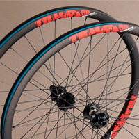 Nueva estética para las ruedas de carbono de Trackstar