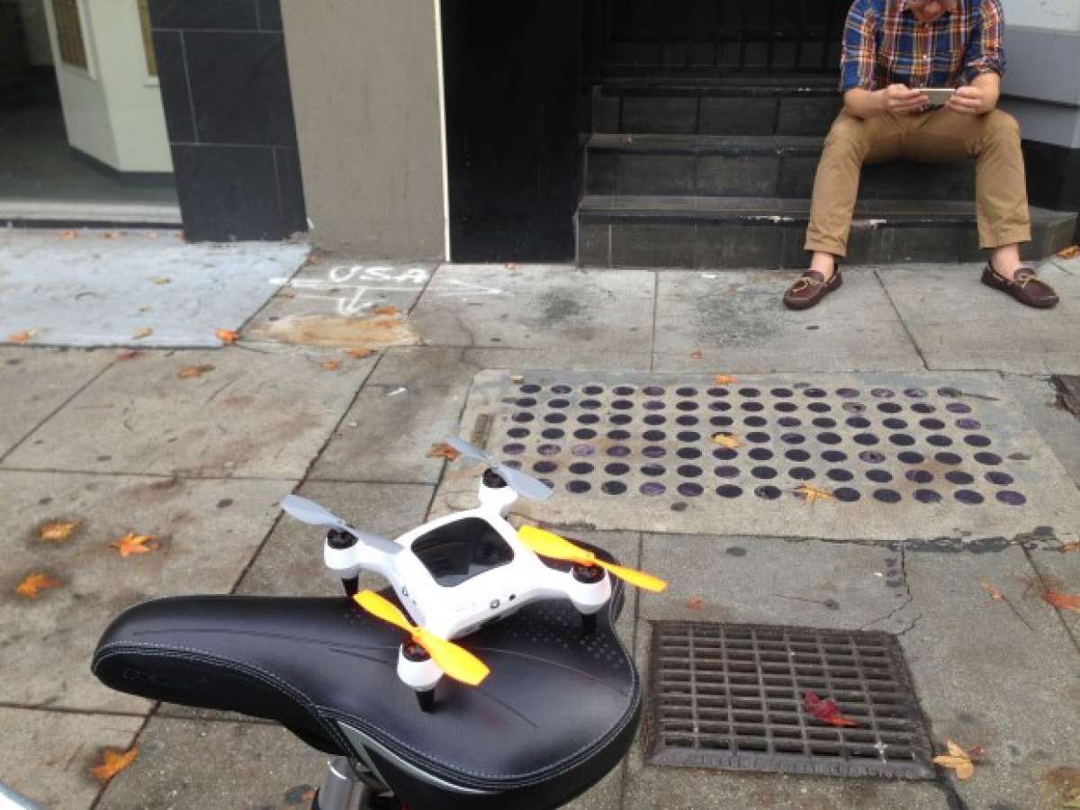 ONAGOfly, un diminuto dron con auto-seguimiento para grabar nuestras aventuras ciclistas