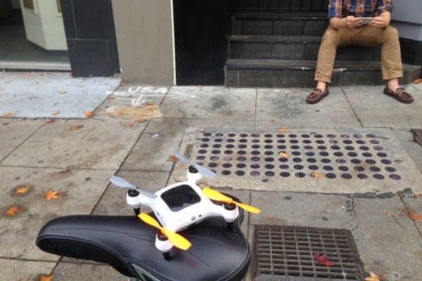 ONAGOfly, un diminuto dron con auto-seguimiento para grabar nuestras aventuras ciclistas