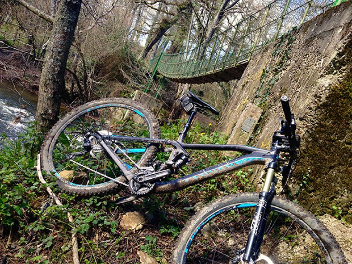 La foto del día en TodoMountainBike: 'Puente colgante sobre el río Bayas'