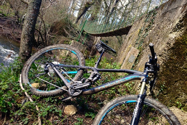 La foto del día en TodoMountainBike: "Puente colgante sobre el río Bayas"