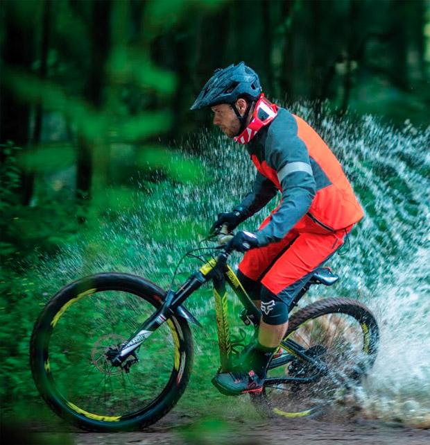 Pedaleando bajo la lluvia con Rémi Thirion y la nueva colección de otoño de Fox Head