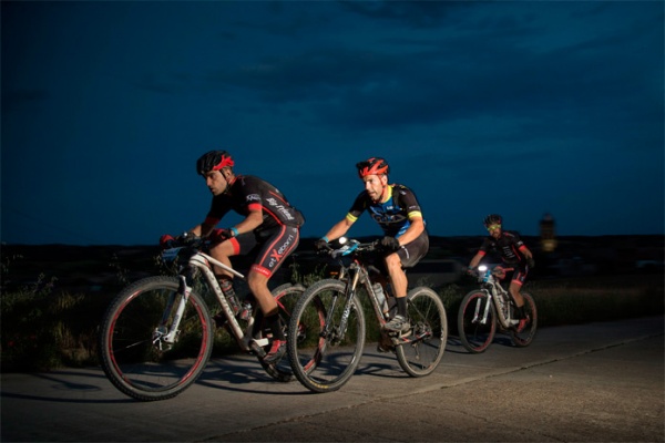 Los equipos MMR-Powerade y Liv-SoloBici, vencedores de la Powerade Non Stop Barcelona-San Sebastián 2016