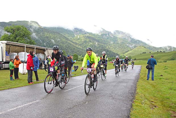 Lluvia, frío y la trágica muerte de un participante marcan la Quebrantahuesos y Treparriscos 2016