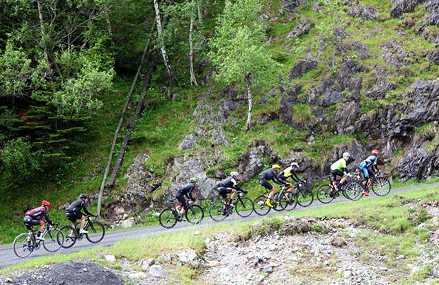 Lluvia, frío y la trágica muerte de un participante marcan la Quebrantahuesos y Treparriscos 2016