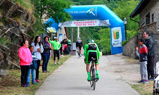 Lluvia, frío y la trágica muerte de un participante marcan la Quebrantahuesos y Treparriscos 2016