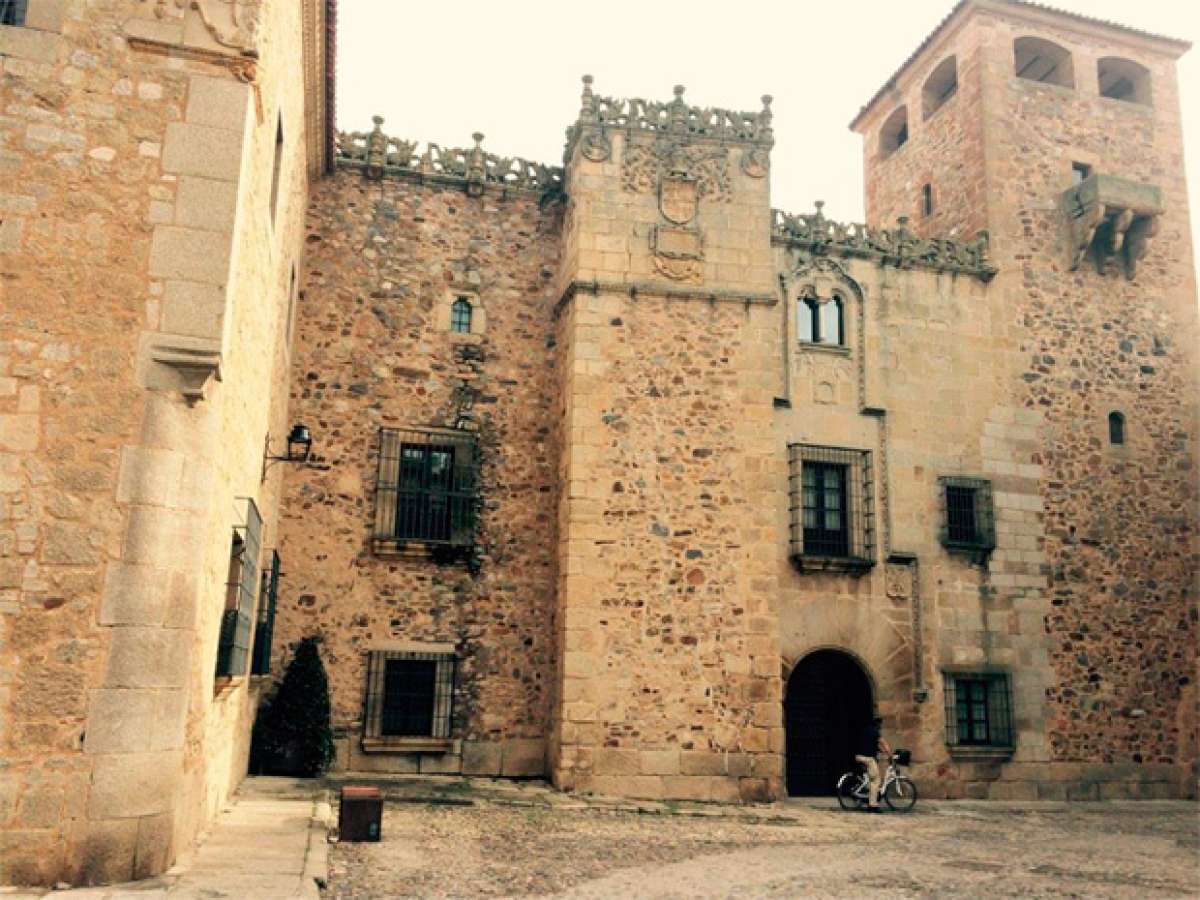 Rutas auto-guiadas en bicicleta eléctrica por el patrimonio histórico y cultural de Cáceres