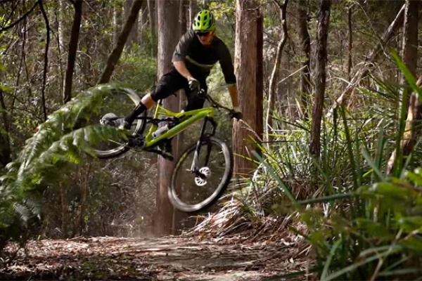 "Destination Trail - Tasmania", rodando por los mejores senderos del mundo con los pilotos de Specialized