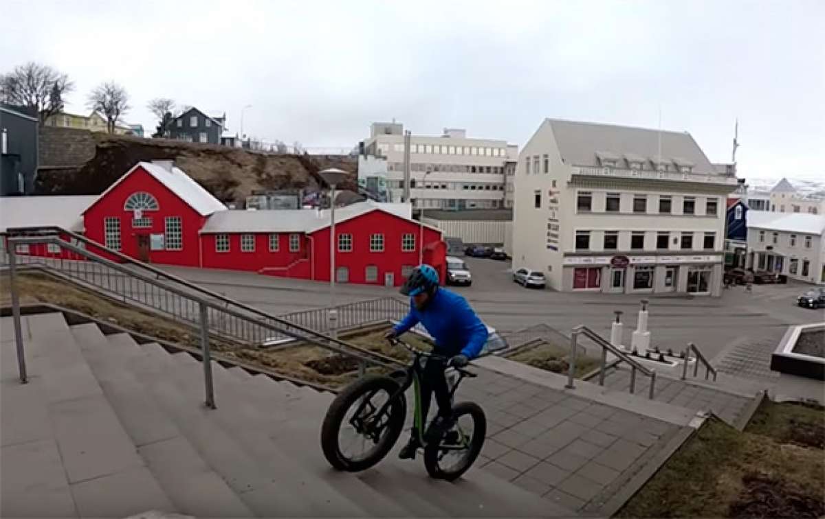 Así se suben unas escaleras con una Fat Bike y una horquilla Lauf Carbonara