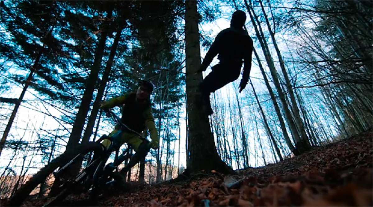 Un ninja asesino + Un bosque solitario + El Giromagny Enduro Team = Divertida sesión de Enduro