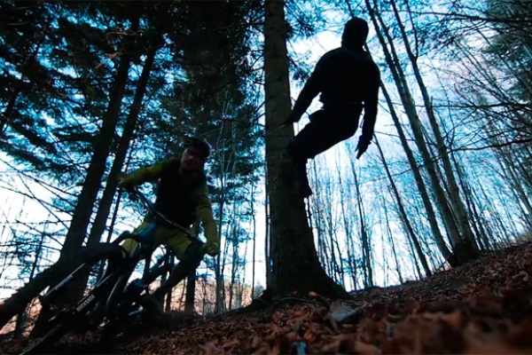 Un ninja asesino + Un bosque solitario + El Giromagny Enduro Team = Divertida sesión de Enduro