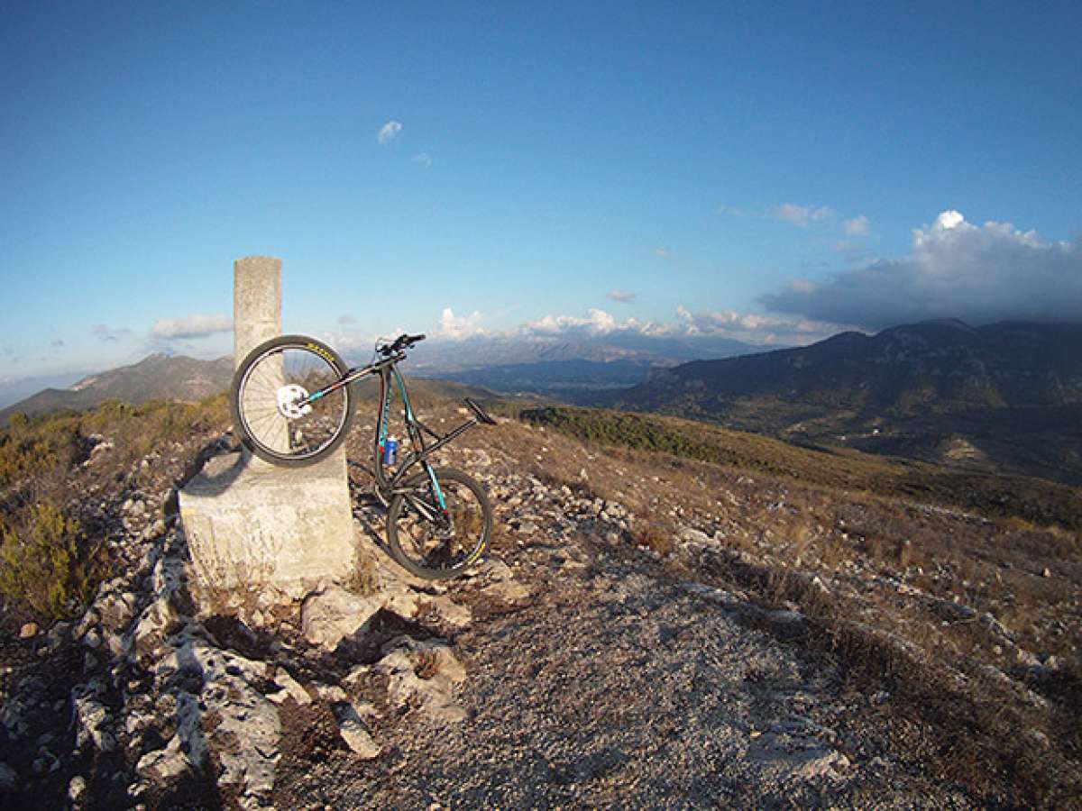 En TodoMountainBike: La foto del día en TodoMountainBike: 'Vértice geodésico de la Cova Alta'