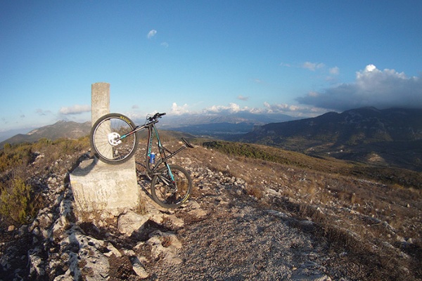 La foto del día en TodoMountainBike: "Vértice geodésico de la Cova Alta"