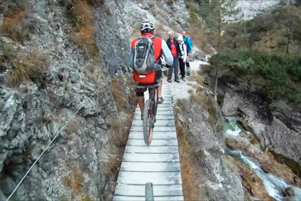 12 minutos de caídas practicando Mountain Bike para empezar el año bien prevenidos